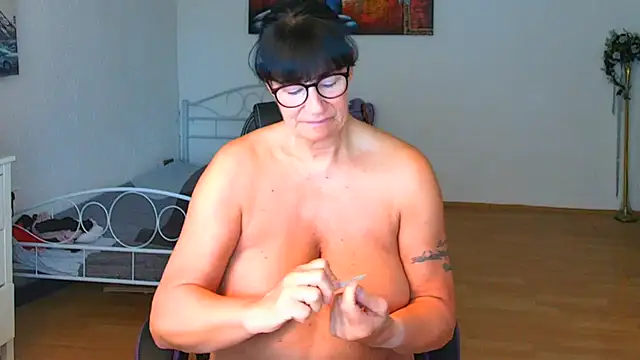 Snapshot of Sylly chatting on July 15, 6:42 am Sylly online show from July 15, 6:42 am