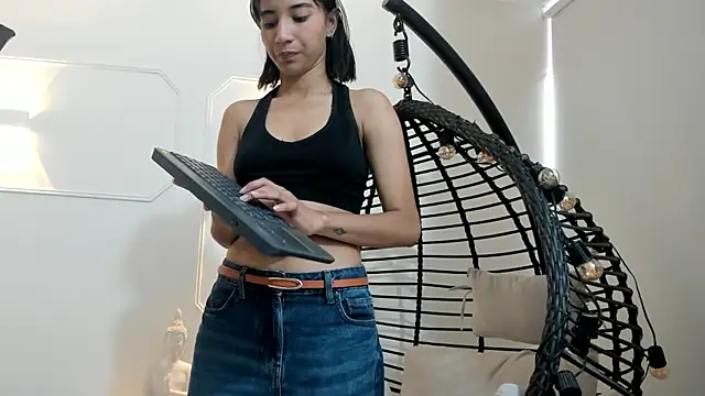 Snapshot of Emily_bruss chatting on June 18, 8:47 pm Emily bruss online show from June 18, 8:47 pm