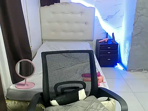 Snapshot of lady_finger1234 chatting on February 4, 3:45 am lady finger1234 online show from February 4, 3:45 am