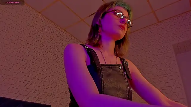 Scarle Whisper online show from April 13, 9:02 am