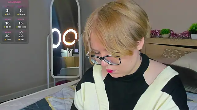 Lauraaa Smith online show from March 2, 7:26 am