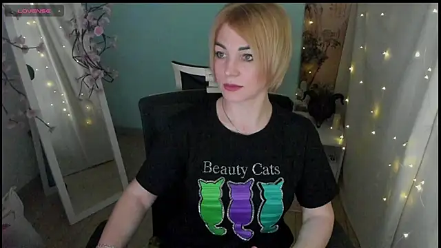 Snapshot of CuttieEmma chatting on May 7, 12:52 pm CuttieEmma online show from May 7, 12:52 pm