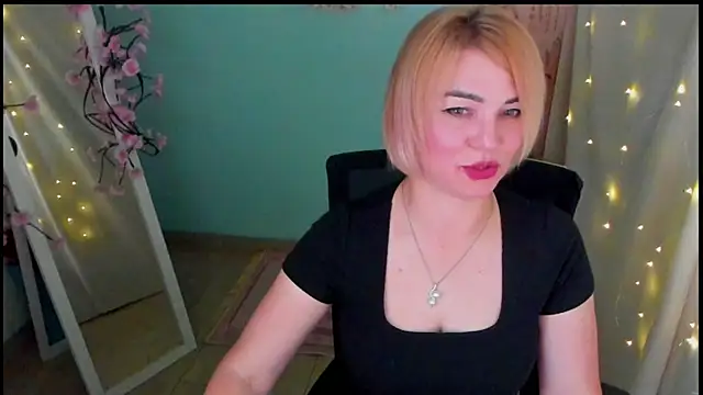 CuttieEmma online show from June 17, 1:54 pm