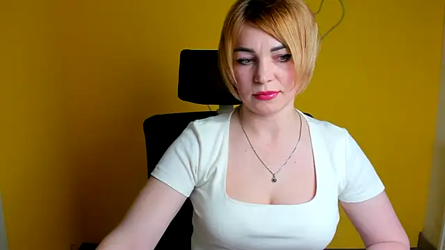 Snapshot of CuttieEmma chatting on April 28, 11:47 am CuttieEmma online show from April 28, 11:47 am
