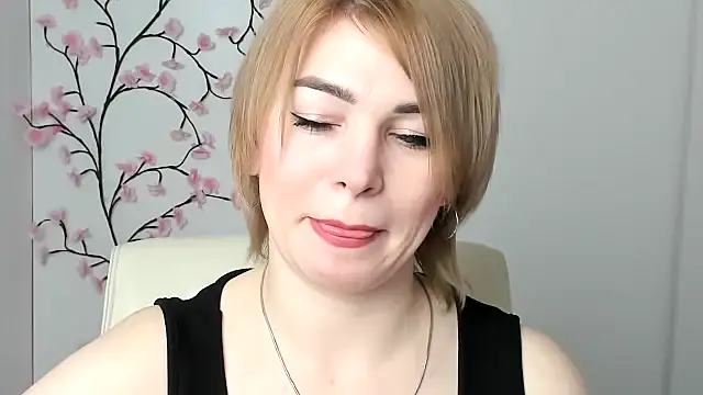 Snapshot of CuttieEmma chatting on February 8, 8:01 am CuttieEmma online show from February 8, 8:01 am