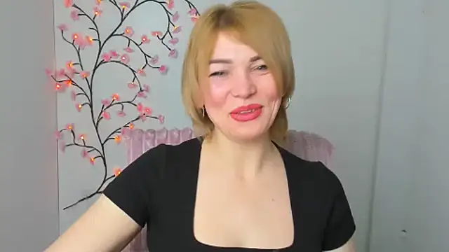 Snapshot of CuttieEmma chatting on February 23, 7:31 am CuttieEmma online show from February 23, 7:31 am