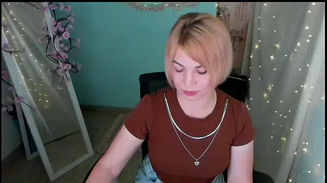 Snapshot of CuttieEmma chatting on June 16, 1:11 pm CuttieEmma online show from June 16, 1:11 pm