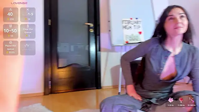 Snapshot of Peanaughty chatting on February 26, 8:25 am Peanaughty online show from February 26, 8:25 am