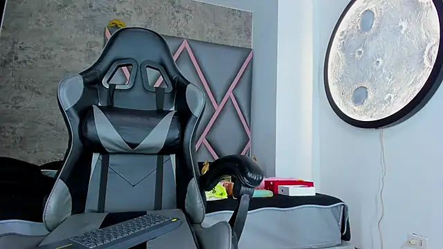 Emily-Queen03 online show from February 19, 11:40 am