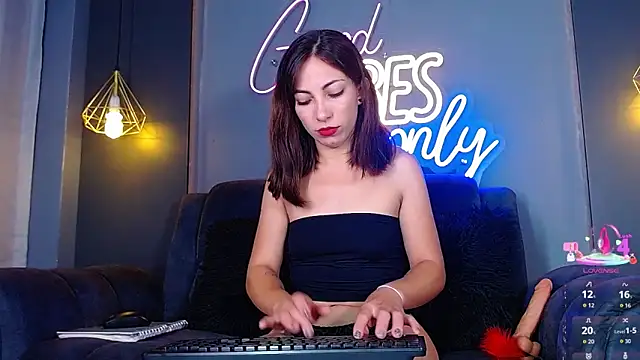 Snapshot of MIA_ROOUSE_ chatting on February 12, 1:44 pm MIA ROOUSE online show from February 12, 1:44 pm