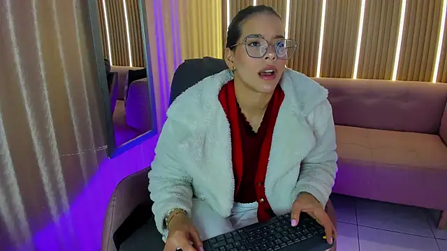 Luna Millers online show from May 9, 4:16 am
