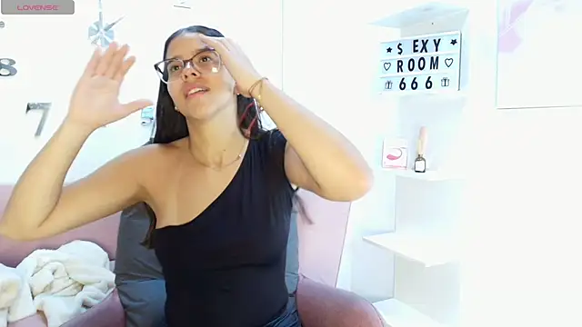 Snapshot of Luna_Millers chatting on February 8, 11:41 am Luna Millers online show from February 8, 11:41 am