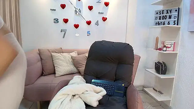 Luna Millers online show from March 4, 3:58 am