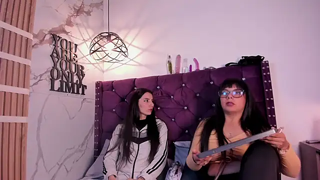 Snapshot of Valkiria-and-Dione chatting on February 5, 7:21 pm Valkiria-and-Dione online show from February 5, 7:21 pm