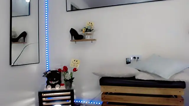 NathalialLooes online show from March 31, 5:09 am