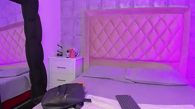 CleoFoxx  online show from February 9, 1:20 pm