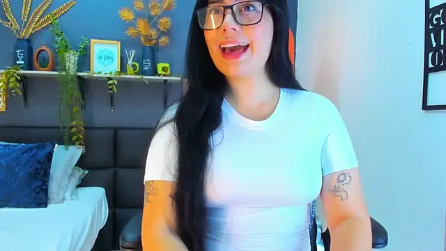 Snapshot of eliza_pink24 chatting on February 9, 9:35 pm eliza pink24 online show from February 9, 9:35 pm