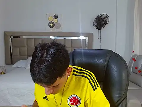 eroboyxox online show from February 19, 7:33 pm