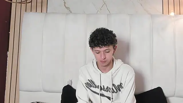 Snapshot of David_Roy_ chatting on February 21, 12:40 pm David Roy online show from February 21, 12:40 pm