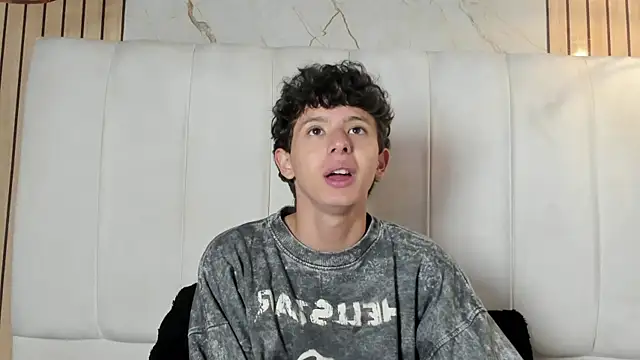 Snapshot of David_Roy_ chatting on February 19, 12:46 pm David Roy online show from February 19, 12:46 pm