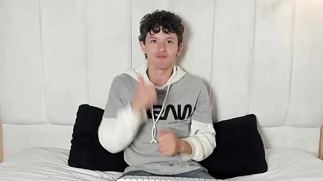 Snapshot of David_Roy_ chatting on February 18, 12:45 pm David Roy online show from February 18, 12:45 pm