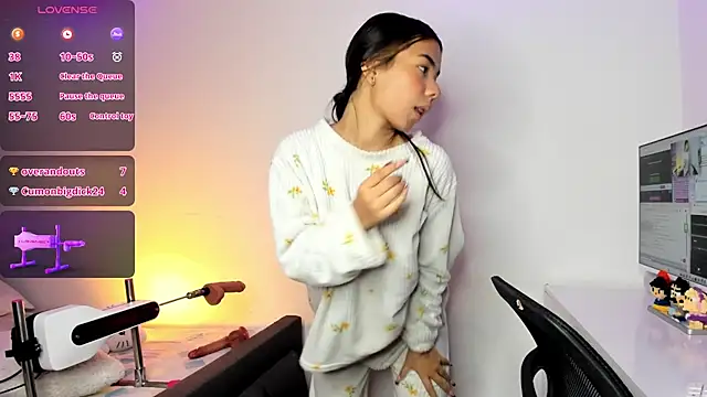 kaylaneee  online show from May 14, 1:41 pm