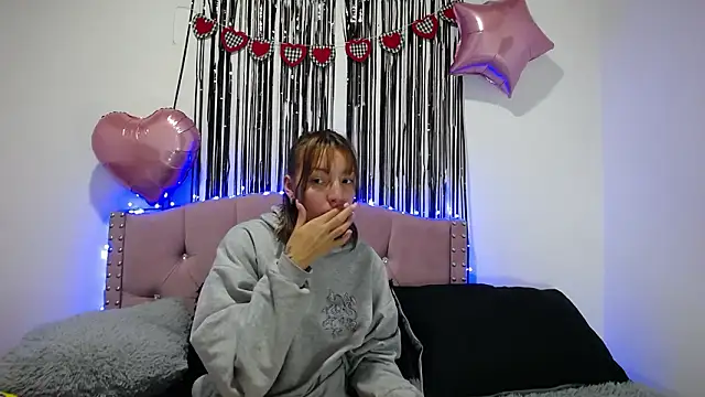 Snapshot of emily_cooper_pym chatting on February 18, 12:34 pm emily cooper pym online show from February 18, 12:34 pm