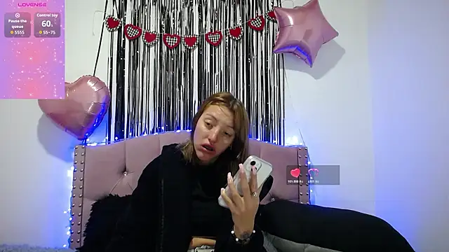 Snapshot of emily_cooper_pym chatting on February 17, 1:19 pm emily cooper pym online show from February 17, 1:19 pm