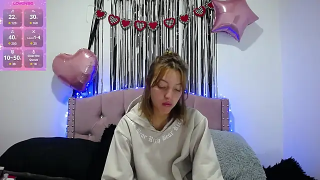 Snapshot of emily_cooper_pym chatting on February 13, 12:05 pm emily cooper pym online show from February 13, 12:05 pm