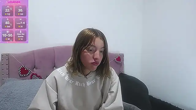 Snapshot of emily_cooper_pym chatting on February 4, 12:00 pm emily cooper pym online show from February 4, 12:00 pm