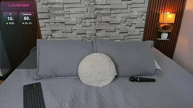 Snapshot of sophia_deluxe18 chatting on February 13, 5:07 am sophia deluxe18 online show from February 13, 5:07 am