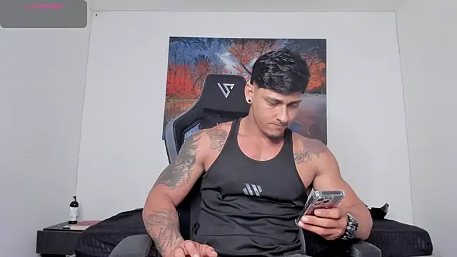 ryanwhite3 online show from April 9, 10:38 pm