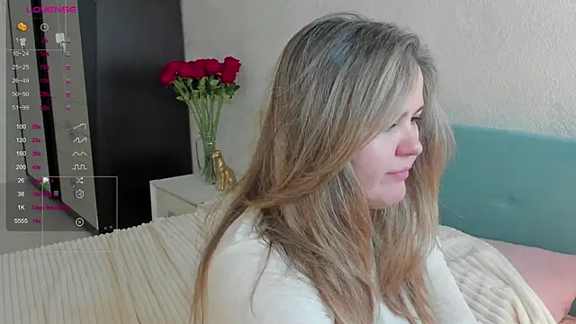Snapshot of LilyBel chatting on May 4, 12:58 am LilyBel online show from May 4, 12:58 am