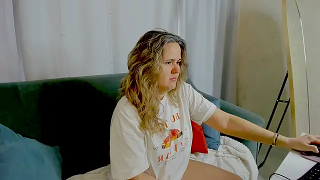 LilyBel online show from April 17, 8:06 am