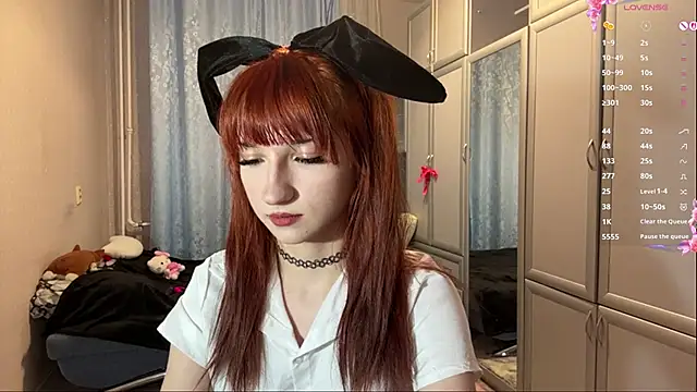 UrBabeLuna online show from April 3, 4:02 pm