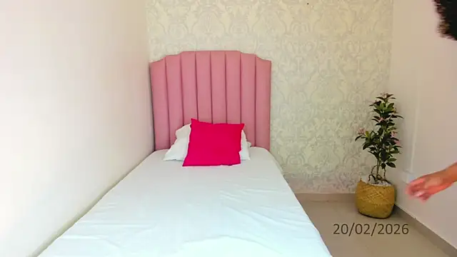 Snapshot of Brit_weston chatting on February 20, 8:11 pm Brit weston online show from February 20, 8:11 pm