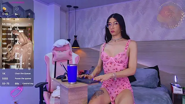 kylliefox  online show from June 12, 12:47 pm