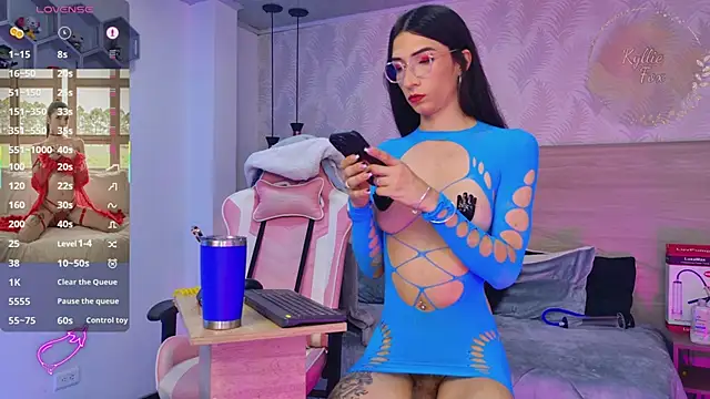 kylliefox  online show from April 2, 1:40 pm