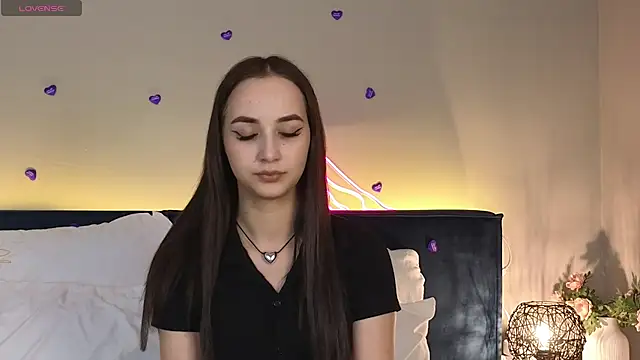 Snapshot of KiraLoo chatting on February 18, 3:52 pm KiraLoo online show from February 18, 3:52 pm