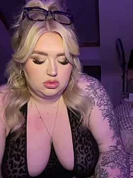 Snapshot of TwoWayT_xx chatting on March 2, 4:24 am TwoWayT xx online show from March 2, 4:24 am