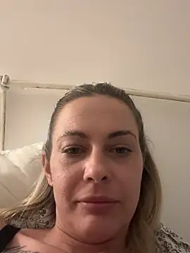 Snapshot of SophieSchmidt chatting on February 13, 9:15 pm SophieSchmidt online show from February 13, 9:15 pm