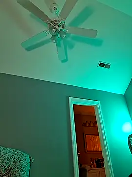 Snapshot of TrndSettr chatting on February 9, 10:52 pm TrndSettr online show from February 9, 10:52 pm