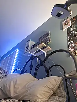 Snapshot of TrndSettr chatting on February 16, 6:45 am TrndSettr online show from February 16, 6:45 am