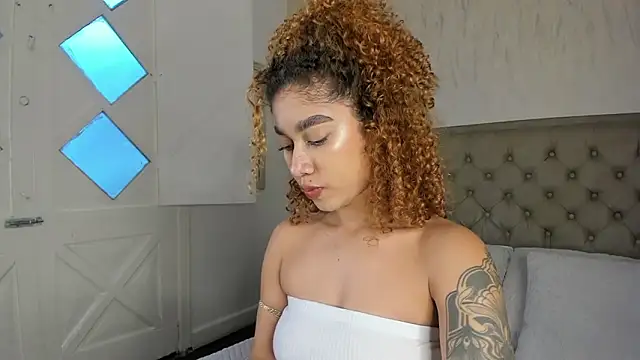 Snapshot of Sienna_brunette chatting on February 21, 12:07 pm Sienna brunette online show from February 21, 12:07 pm