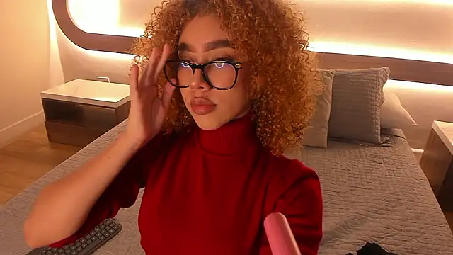 Snapshot of Sienna_brunette chatting on February 8, 12:25 pm Sienna brunette online show from February 8, 12:25 pm