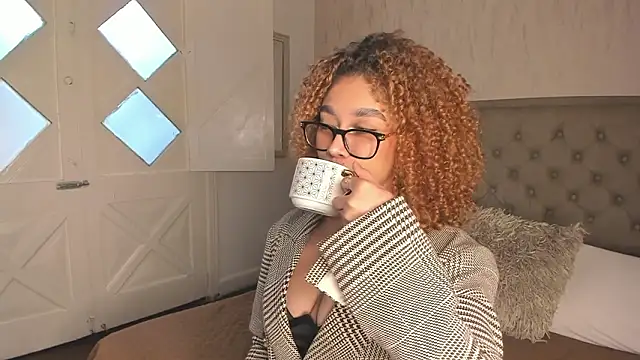 Snapshot of Sienna_brunette chatting on February 24, 12:06 pm Sienna brunette online show from February 24, 12:06 pm