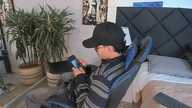 Snapshot of kai_storn chatting on March 1, 11:43 am kai storn online show from March 1, 11:43 am