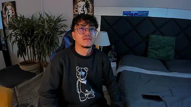 Snapshot of kai_storn chatting on February 21, 11:34 am kai storn online show from February 21, 11:34 am