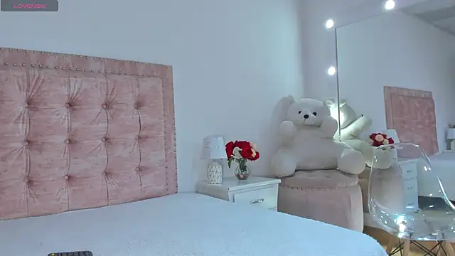 Jennifer Lee  online show from April 11, 8:01 pm