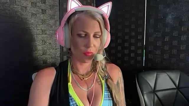 Snapshot of VANTABLACKXXX chatting on February 12, 8:14 am VANTABLACKXXX online show from February 12, 8:14 am